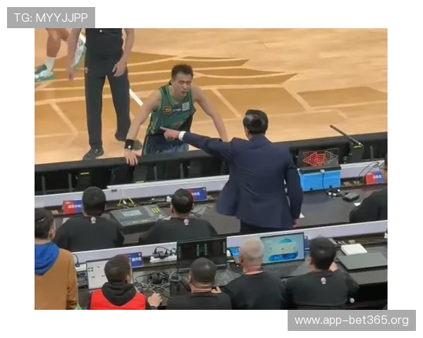 杨鸣首次在CBA主场与技术台人员激烈争执越界骂人引发关注