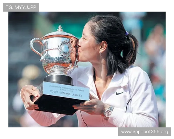 绝杀终结战斗时刻场边亲吻奖杯全场掌声如雷回响震撼全场