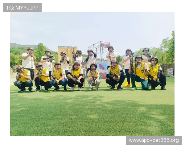 续约比赛中高喊战术口号引领全队节奏提升团队凝聚力与战斗力