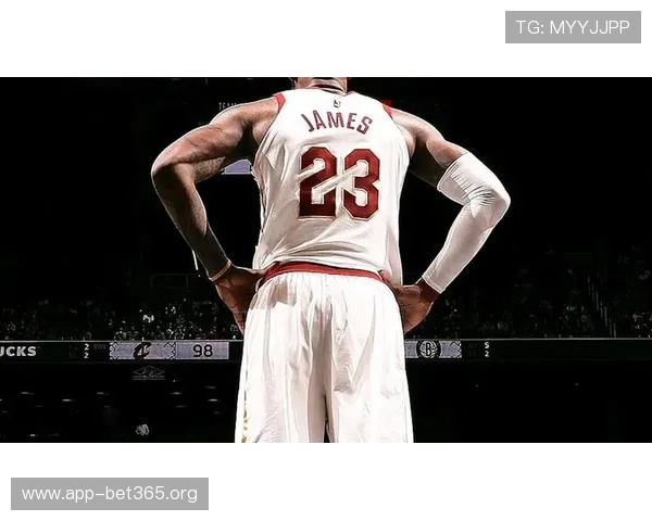 詹姆斯极限封盖再登热搜 网友称其突破人类极限成就新高