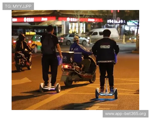 单车马路上耍杂技，惊险瞬间看车都骑到哪儿去了的疯狂表演全纪录