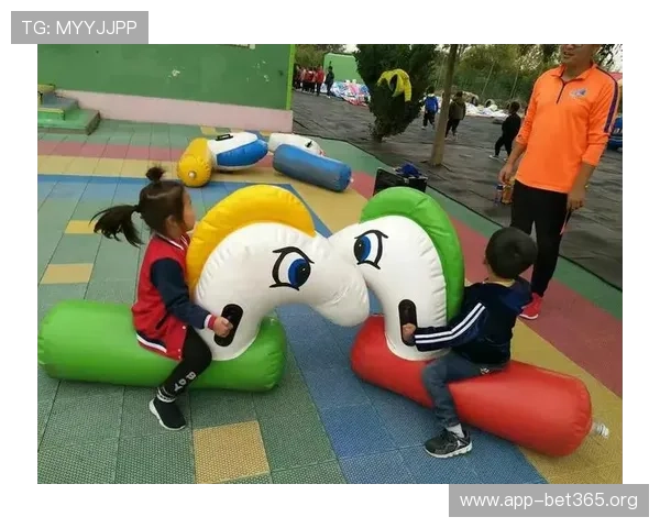 踢球时木木负责快乐小马守护快乐的温暖童趣日常记录瞬间故事篇章