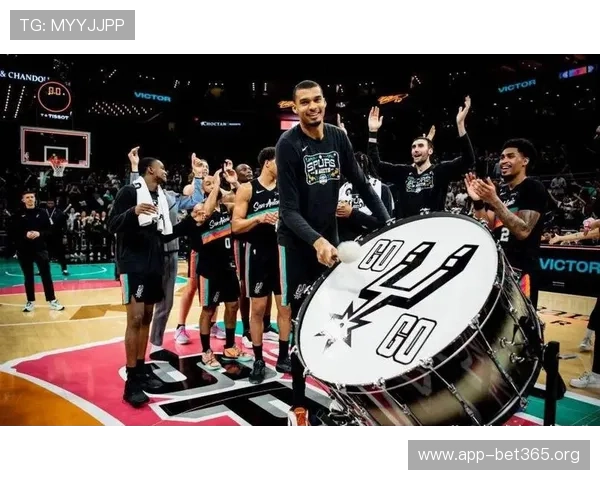 震撼瞬间！NBA球员完成惊世救球全场观众狂热欢呼