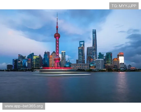上海标志性地标东方明珠塔周边城市景观与夜景魅力全览指南